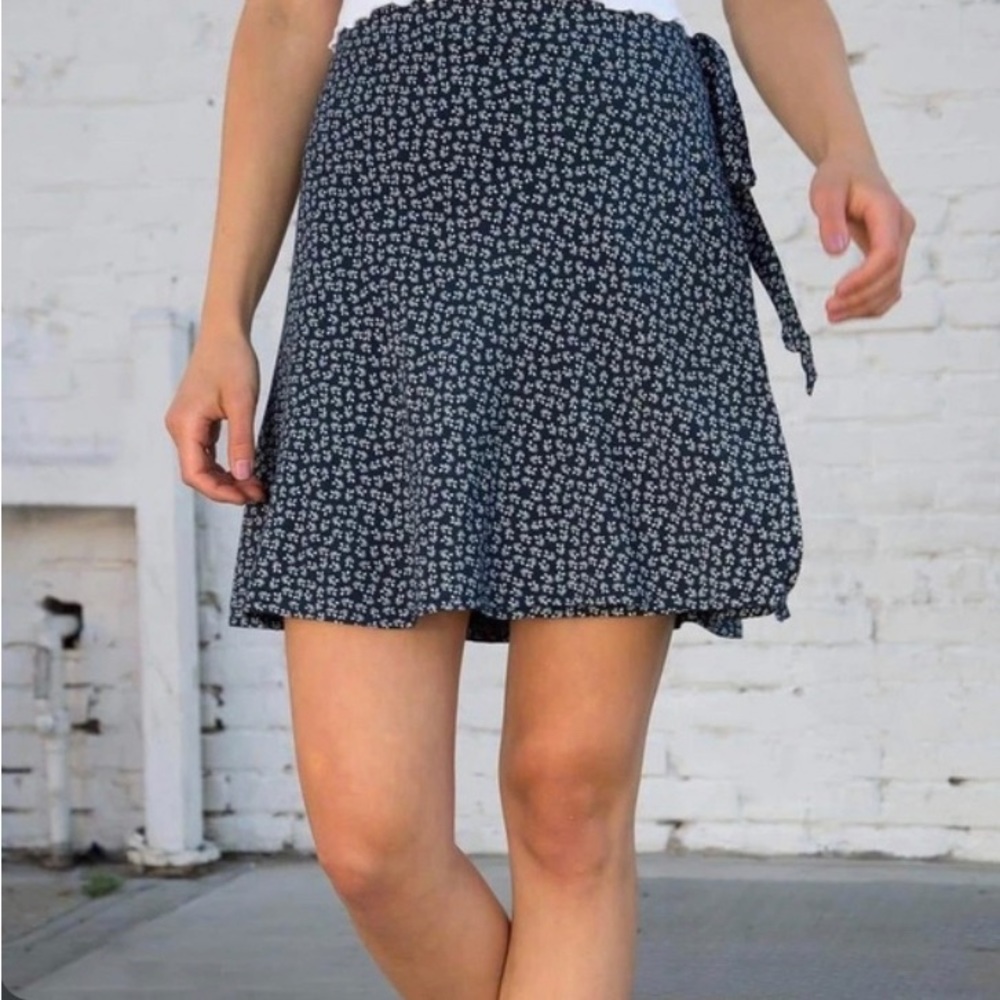 Brandy Melville Genevieve skirt